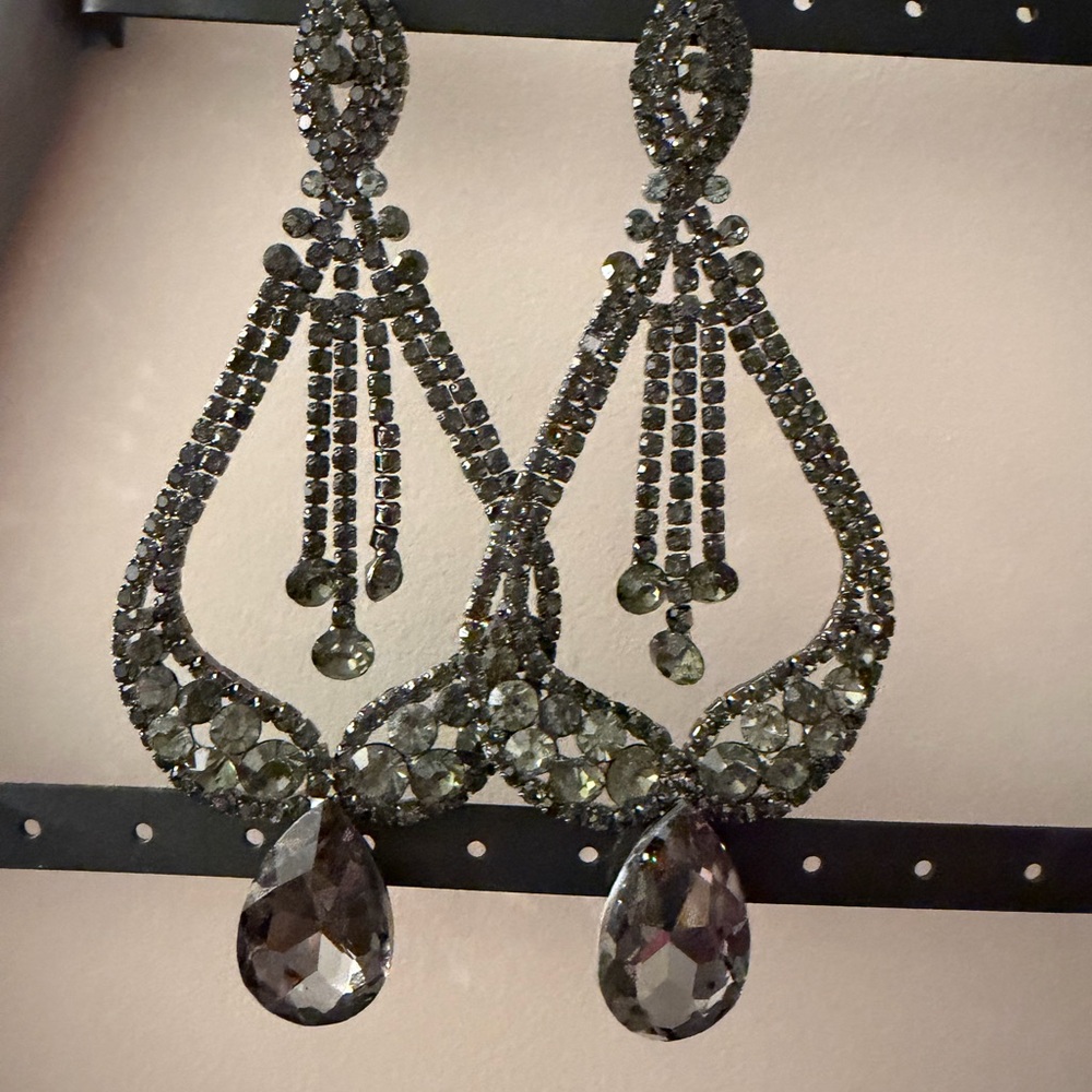 Statement Dangle Teardrop Earrings in Smoky Gray